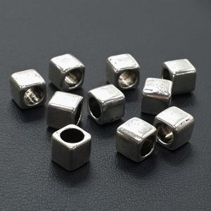 Metallihelmi isoreikäinen kuutio antiikkihopeanvärinen n. 6x6mm 10 kpl